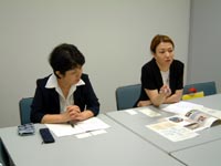 (写真)日本センターの説明